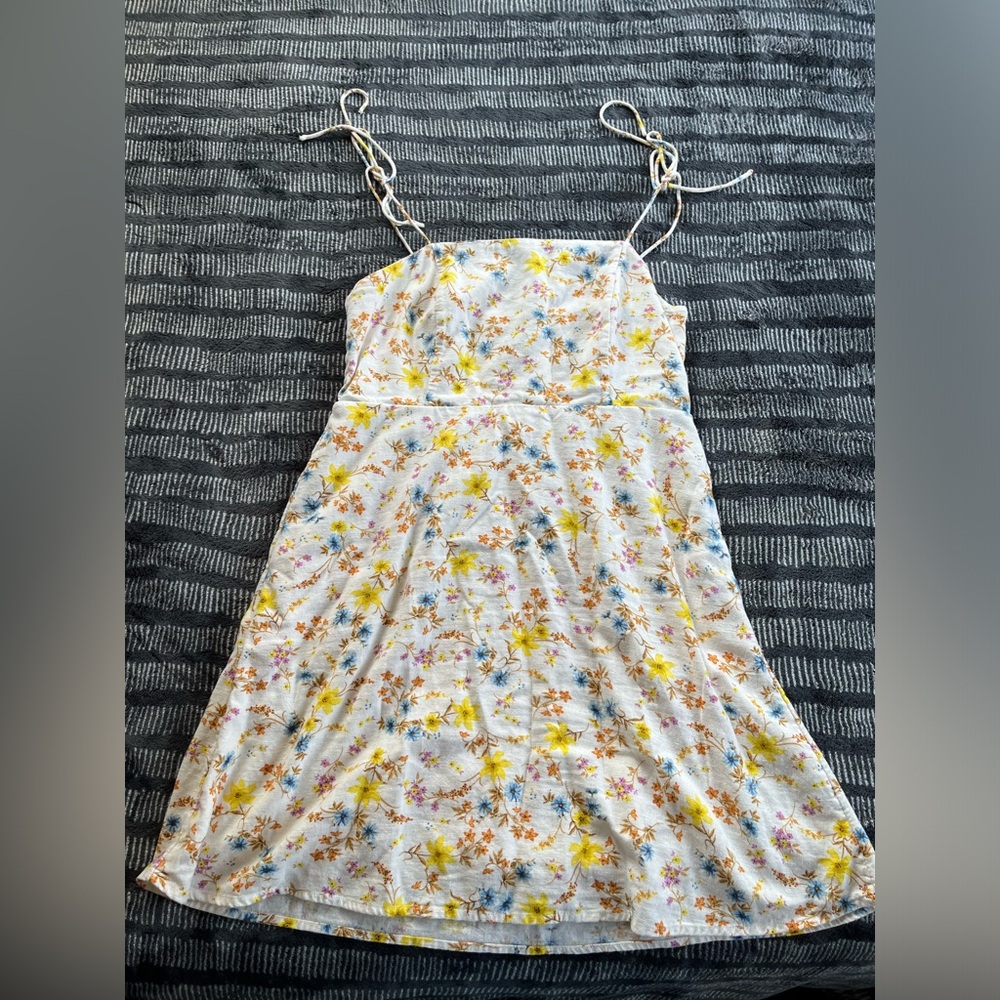 Old Navy Women’s size Large dress. Over the knee length with tie straps.